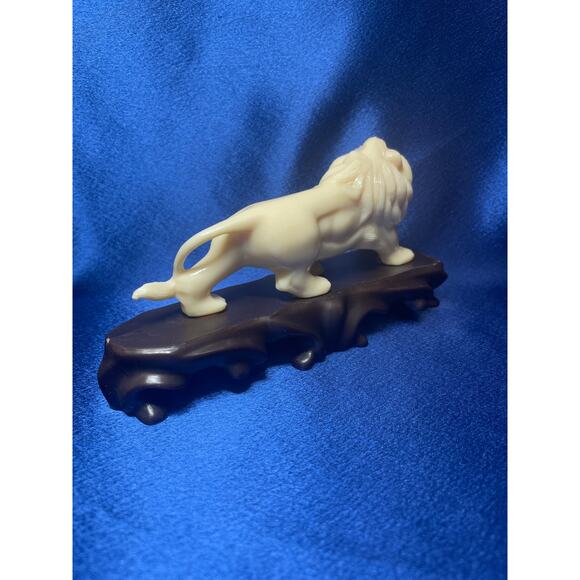 Vintage Vita Heavy Plastic White Lion on Brown Base - Picture 5 of 10